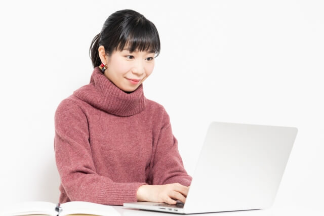 パソコンでホームページを作る女性